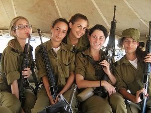 300px-Israeli-soldier-girls-32.jpg